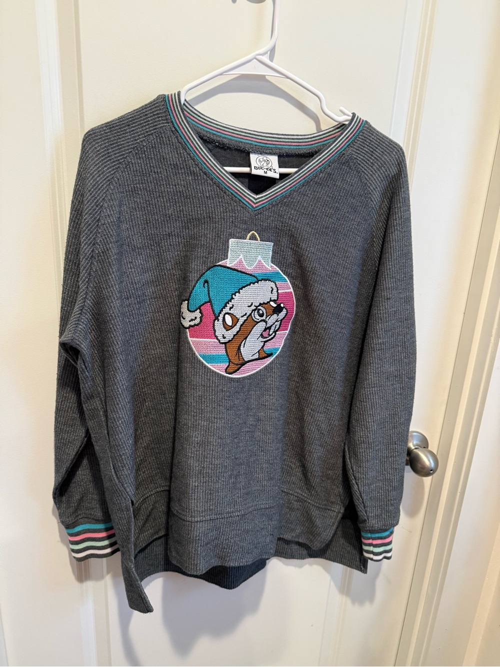 Buc-ee’s Christmas Beaver Thermal V-Neck Sweatshirt Gray Medium